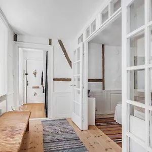 H.c. Andersens Hang Around Apartment